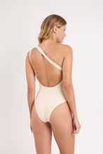 Cargar imagen en el visor de la galería, Model Back: Rio De Sol Une Pièce Touch-Natural Sienna