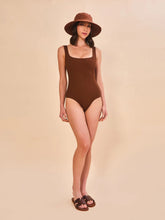 Cargar imagen en el visor de la galería, Model Front: Uv Line Chapeau Souple/Capeline Lyon Conhaque Upf50+