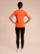 Cargar imagen en el visor de la galería, Model Back: Uv Line Haut De Plage T-Shirt Uvpro Fem Pitanga Upf50+