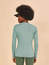 Cargar imagen en el visor de la galería, Model Back: Uv Line T-Shirt Longsleeve Fem New Fit Verde Agua Upf50+