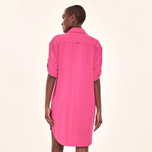 Cargar imagen en el visor de la galería, Model Back: Uv Line Chemise Shirtdress Copenhagen Cherry Hot Pink Upf50+