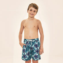 Cargar imagen en el visor de la galería, Model Front: Uv Line Maillot De Bain Garçon Shorts Aqua Hibiscus Kids Upf50+