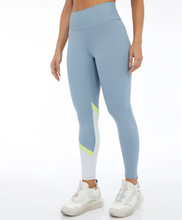 Cargar imagen en el visor de la galería, Model Front: Alto Giro Fitness Bas Legging Hyper Recorte Diagonal Cinza Wind