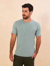 Cargar imagen en el visor de la galería, Model Front: Uv Line T-Shirt Pour Homme T-Shirt New Fit Masc Verde Agua Upf50+