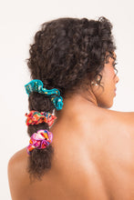 Cargar imagen en el visor de la galería, Image 04: Rio De Sol Chouchou Love-Trip Scrunchie