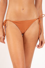 Cargar imagen en el visor de la galería, Gallery: Rio De Sol Bas Bottom Shimmer-Nocciola Cheeky-Tie-Gold