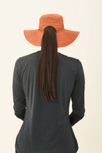 Cargar imagen en el visor de la galería, Model Back: Uv Line Chapeau Souple/Capeline San Diego Preto Caramelo Upf50+