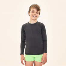 Cargar imagen en el visor de la galería, Model Front: Uv Line T-Shirt Acqua Qr Code Preto Upf50+