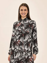 Cargar imagen en el visor de la galería, Model Front: Uv Line Chemise Shirt Vitoria Coqueiros Upf50+
