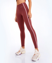 Cargar imagen en el visor de la galería, Model Front: Alto Giro Fitness Bas Legging Bodytex Ii Com Laser E Fusao Marrom Mahogany