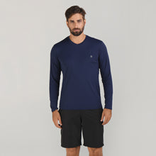 Cargar imagen en el visor de la galería, Model Front: Uv Line Fitness Haut Sport Fit Mas Ml Marinho Upf50+