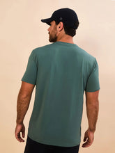 Cargar imagen en el visor de la galería, Model Back: Uv Line T-Shirt Pour Homme T-Shirt New Fit Textura Masc Verde Jade Upf50+