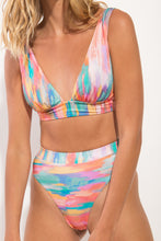 Cargar imagen en el visor de la galería, Image 07: Rio De Sol Ensemble Set River Halter-Cos Hotpant-Cos