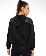 Cargar imagen en el visor de la galería, Model Back: Alto Giro Fitness Haut Jaqueta Tecnospan Recortes Preto