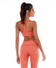 Cargar imagen en el visor de la galería, Model Back: Alto Giro Fitness Haut Top Hyper Costas Nadador Laranja Ginger