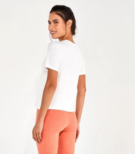 Cargar imagen en el visor de la galería, Model Back: Alto Giro Fitness Haut T-Shirt Radiosa Love Is Off White