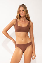 Cargar imagen en el visor de la galería, Model Front: Rio De Sol Bas Bottom Sand-Cappuccino Essential-Comfy