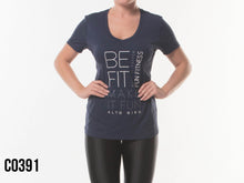 Cargar imagen en el visor de la galería, Model Front: Alto Giro Fitness Haut T-Shirt Skin Fit Mak