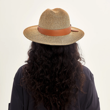 Cargar imagen en el visor de la galería, Model Back: Uv Line Chapeau Fedora Hat Giovana Imp Fem Mescla Upf50+