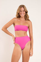 Cargar imagen en el visor de la galería, Model Front: Rio De Sol Bas Bottom Fluity-Amor Hotpants
