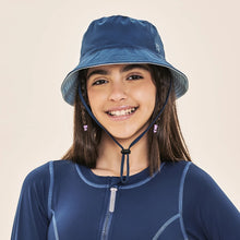 Cargar imagen en el visor de la galería, Model Front: Uv Line Bob Basic Kids Maringo Azul Ceu Upf50+