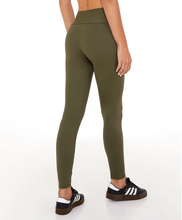 Cargar imagen en el visor de la galería, Model Back: Alto Giro Fitness Bas Legging Hyper Zero Verde Olive