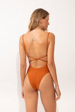 Cargar imagen en el visor de la galería, Model Back: Rio De Sol Une Pièce Ferrugo Attaya