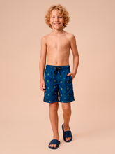 Cargar imagen en el visor de la galería, Model Front: Uv Line Maillot De Bain Garçon Shorts Acqua Kids Pirates Fun Upf50+