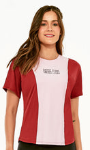 Cargar imagen en el visor de la galería, Model Front: Alto Giro Fitness Haut T-Shirt Skin Fit Energy Flows Rosa