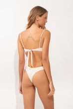 Cargar imagen en el visor de la galería, Model Back: Rio De Sol Bas Bottom Malibu-Natural Nara