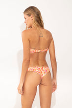 Cargar imagen en el visor de la galería, Model Back: Rio De Sol Haut Top Ditsy-Butter Sara