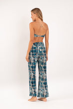 Cargar imagen en el visor de la galería, Model Back: Rio De Sol Pantalon De Plage Azule Murana Pants