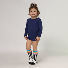 Cargar imagen en el visor de la galería, Model Front: Uv Line T-Shirt Longsleeve Baby Marinho Upf50+