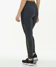 Cargar imagen en el visor de la galería, Model Back: Alto Giro Fitness Bas Legging Hyper Bordado Lateral Preto