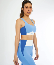 Cargar imagen en el visor de la galería, Model Front: Alto Giro Fitness Haut Top Blackout Cos Anatomico Azul Soft