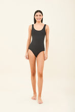 Cargar imagen en el visor de la galería, Model Front: Uv Line Une Pièce Maio Swim Textura Preto Upf50+