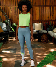 Cargar imagen en el visor de la galería, Image 02: Alto Giro Fitness Haut Regata Skin Fit Cropped Refletivo Verde Sharp