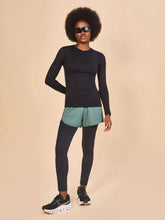 Cargar imagen en el visor de la galería, Model Front: Uv Line T-Shirt Longsleeve Fem Skin Infratherm Preto Upf50+