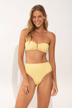 Cargar imagen en el visor de la galería, Model Front: Rio De Sol Bas Bottom Drift-Butterglow Hotpants