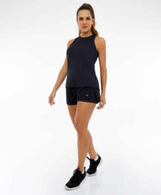 Cargar imagen en el visor de la galería, Model Front: Alto Giro Fitness Bas Shorts Bahamas Elastic Abertura Lateral Preto