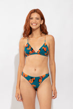 Cargar imagen en el visor de la galería, Model Front: Rio De Sol Bas Bottom Luma Essential-Comfy