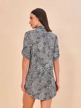 Cargar imagen en el visor de la galería, Model Back: Uv Line Chemise Shirtdress Asas Upf50+