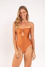 Cargar imagen en el visor de la galería, Model Front: Rio De Sol Une Pièce Shimmer-Nocciola Sara-Op