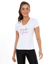 Cargar imagen en el visor de la galería, Model Front: Alto Giro Fitness Haut T-Shirt Skin Fit Make It Fun Branco Optico