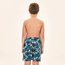 Cargar imagen en el visor de la galería, Model Back: Uv Line Maillot De Bain Garçon Shorts Aqua Hibiscus Kids Upf50+