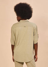 Cargar imagen en el visor de la galería, Model Back: Uv Line Chemise Shirt Copa Sand Upf50+