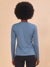 Cargar imagen en el visor de la galería, Model Back: Uv Line T-Shirt Longsleeve Uvpro Indigo Upf50+