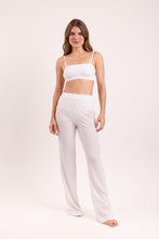 Cargar imagen en el visor de la galería, Model Front: Rio De Sol Pantalon De Plage Memphis-White Pants Lana