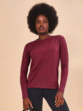 Cargar imagen en el visor de la galería, Model Front: Uv Line T-Shirt Longsleeve Uvpro Vermelho Quimado Upf50+