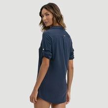 Cargar imagen en el visor de la galería, Model Back: Uv Line Vêtement De Plage Shirtdress Copenhagen Fem Navy Blue Upf50+